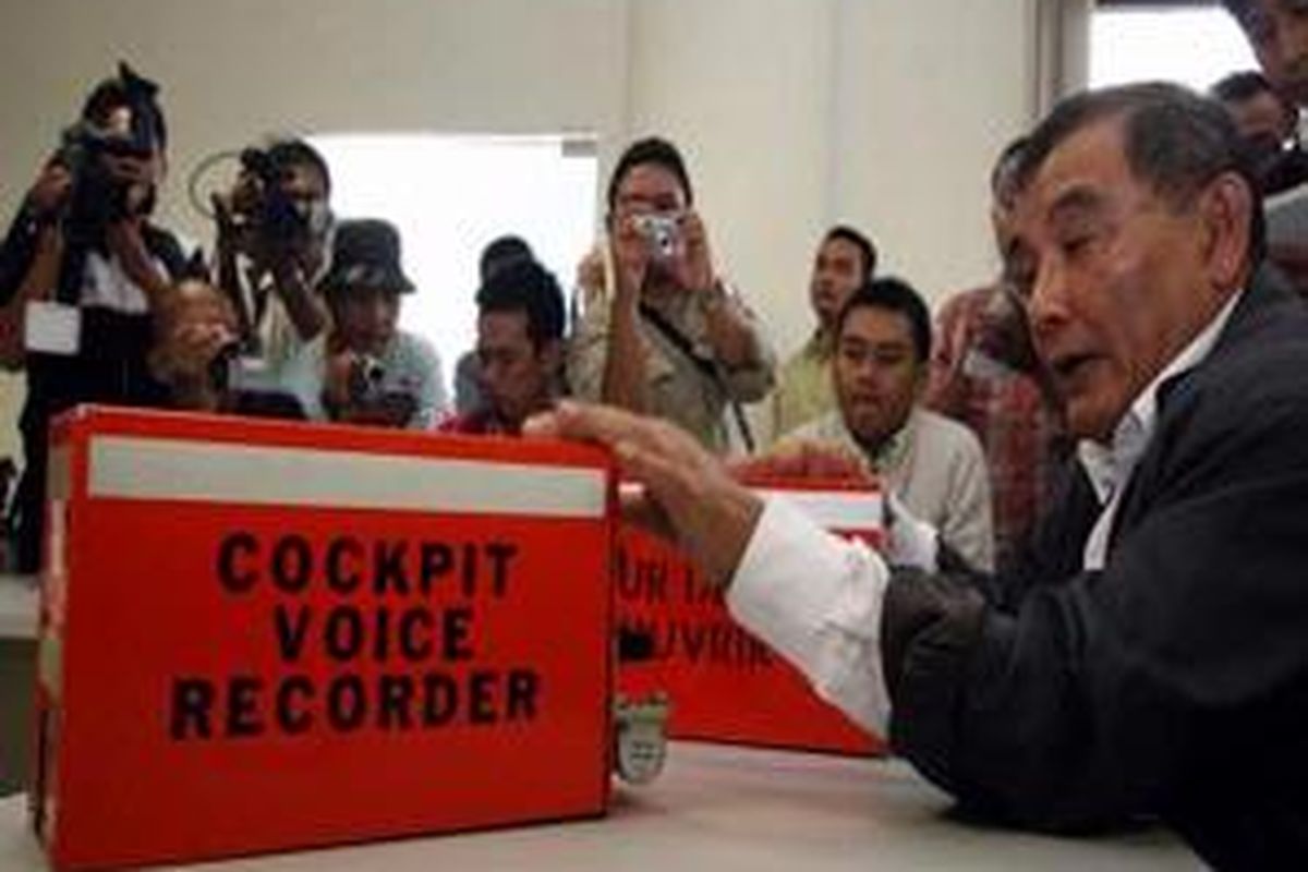 Ketua Komite Nasional Keselamatan Transportasi (KNKT), Tatang Kurniadi, menunjukan kotak Hitam pesawat Adam Air yang tergelincir di Bandara Hang Nadim Batam, Selasa (11/3). Pihak KNKT tengah melakukan penyelidikan intensif untuk mengetahui penyebab kecelakan pesawat Adam Air yang membawa 169 penumpang dari Jakarta.