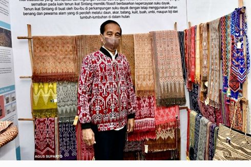 Jokowi Beli Jaket Tenun UMKM Sintang, Langsung Dipakai Saat Resmikan Bandara