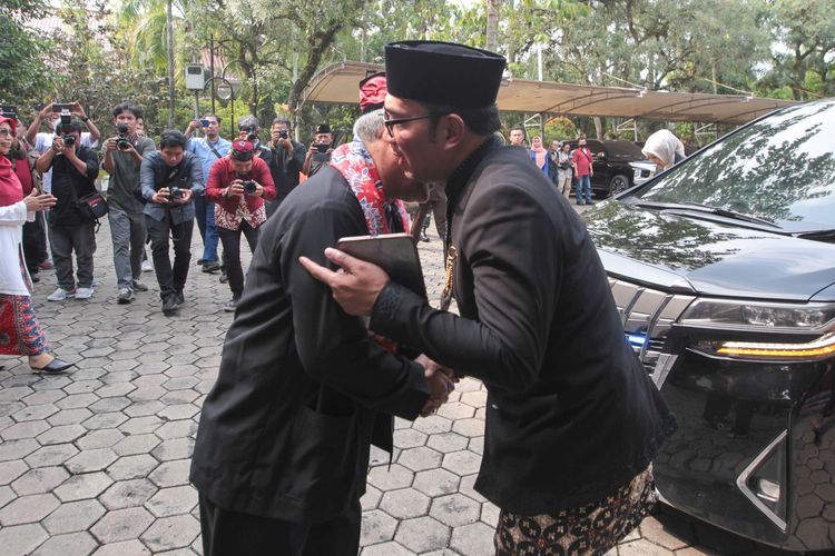 Wali Kota Depok, Mohammad Idris (kiri) menyambut Gubernur Jawa Barat, Ridwan Kamil saat menghadiri Rapat Paripurna DPRD Kota Depok, Kamis (27/4/2023). Rapat paripurna ini dalam rangka memperingati HUT Ke-24 Kota Depok.