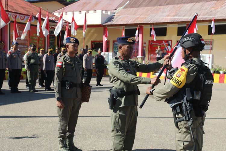 Kapolda NTT Irjen Pol Johni Asadoma, melepas ratusan personel Brimob Polda NTT untuk bertugas di Papua, Sabtu (3/12/2022) 