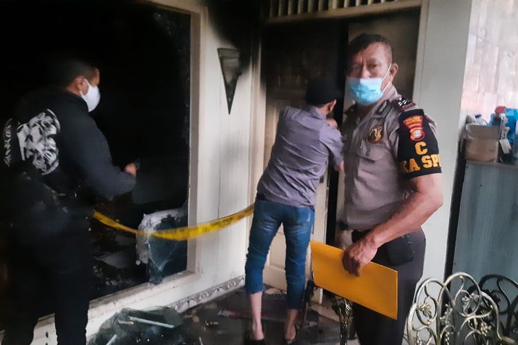 Sebuah rumah dua lantai di Jalan Finus Blok C II Komplek Gading Griya, Kelurahan Sukapura Kecamatan Cilincing, Jakarta Utara, dilanda kebakaran Jumat (5/8/2022) pagi. Salah satu penghuni, yakni pria berinisial MV (27), tewas dalam kebakaran tersebut.