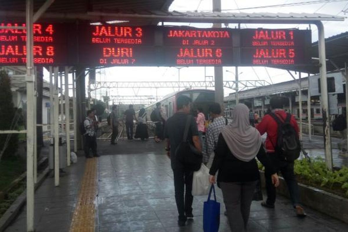 Papan digital untuk informasi jadwal keberangkatan kerete di Stasiun Bogor. Gambar diambil pada Jumat (20/1/2017).