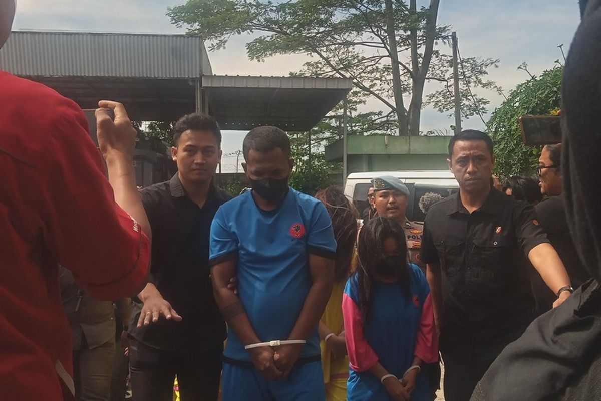 Para tersangka tengah diboyong untuk diperlihatkan dalam press confrence pengungkapan perdagangan bayi yang dijual ke Singapura, di Mapolda Jabar, Kota Bandung Jawa Barat, Kamis (17/7/2025)