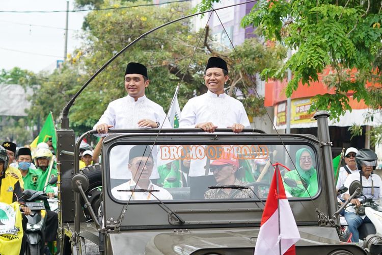 Pasangan Adi Wibowo - M. Nawawi menuju Kantor KPU Kota Pasuruan mendaftar sebagai pasangan calon Walikota dan Wakil Walikota Pasuruan pada Pilkada 2024, Rabu (28/8 /2024). 