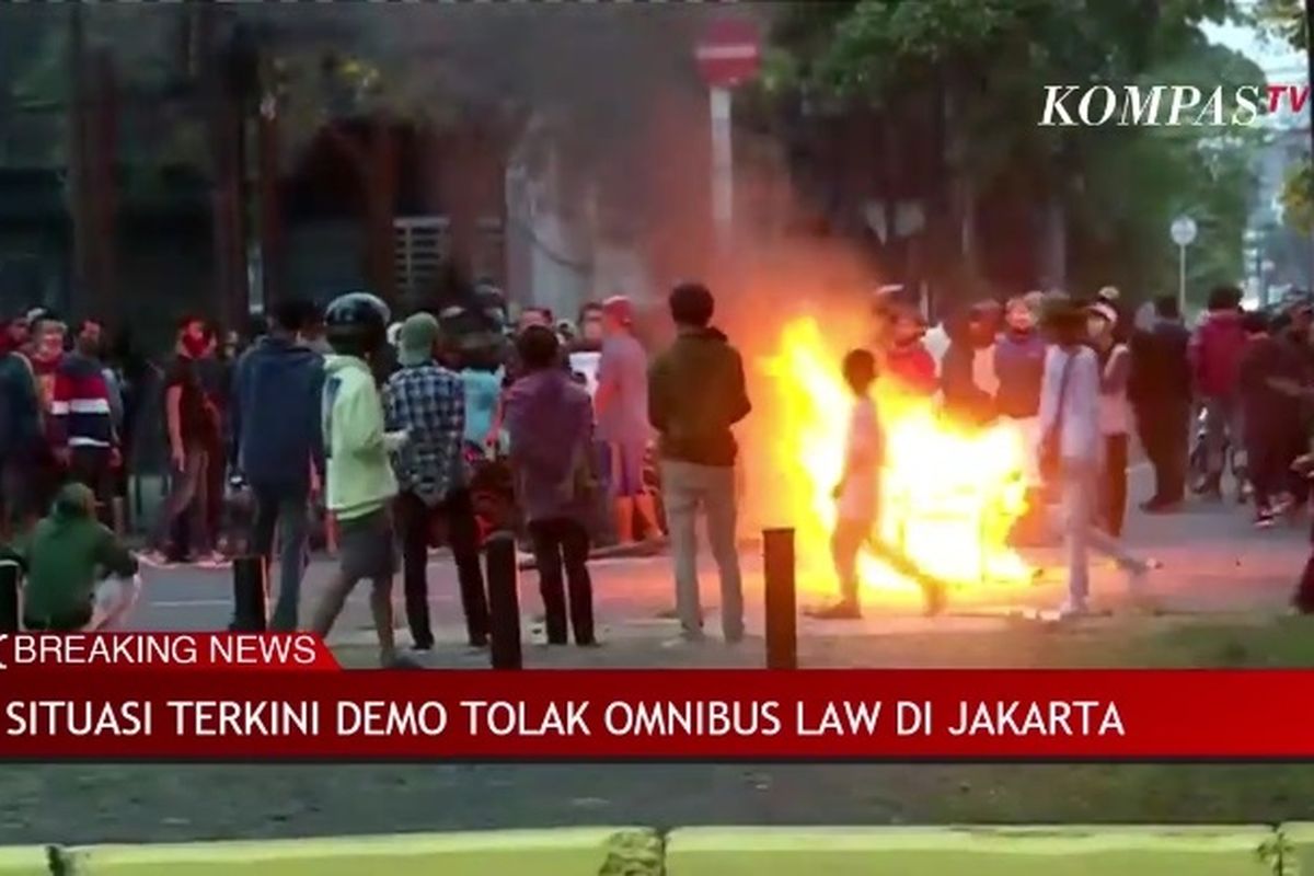 Beberapa orang membakar berbagai barang di Kwitang, Jakarta, Selasa (13/10/2020) petang.