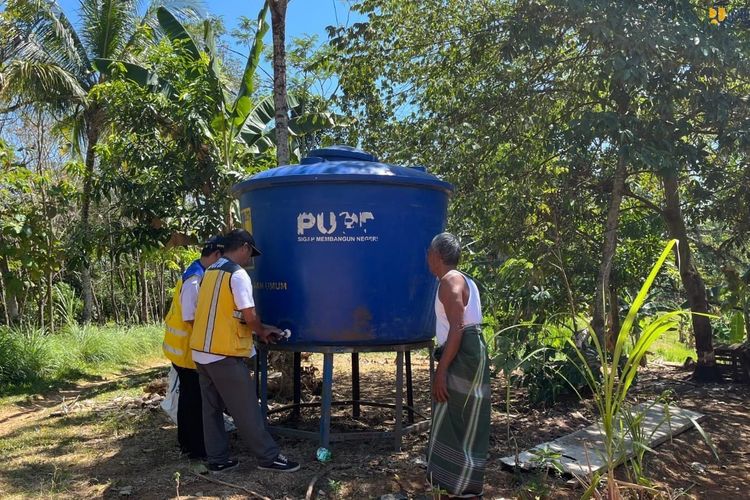 Kekeringan, Warga Banjar Berbondong-bondong Antre Air Bersih