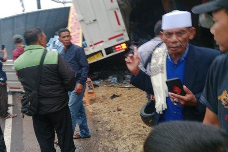 Kecelakaan beruntun di Jalan Raya Puncak Bogor, Selasa (23/1/2024). 

