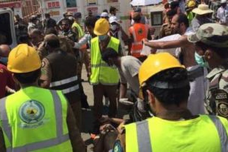 Otoritas setempat melakukan pertolongan setelah terjadinya tragedi akibat rombongan jemaah haji yang berdesakan di Mina, Arab Saudi.