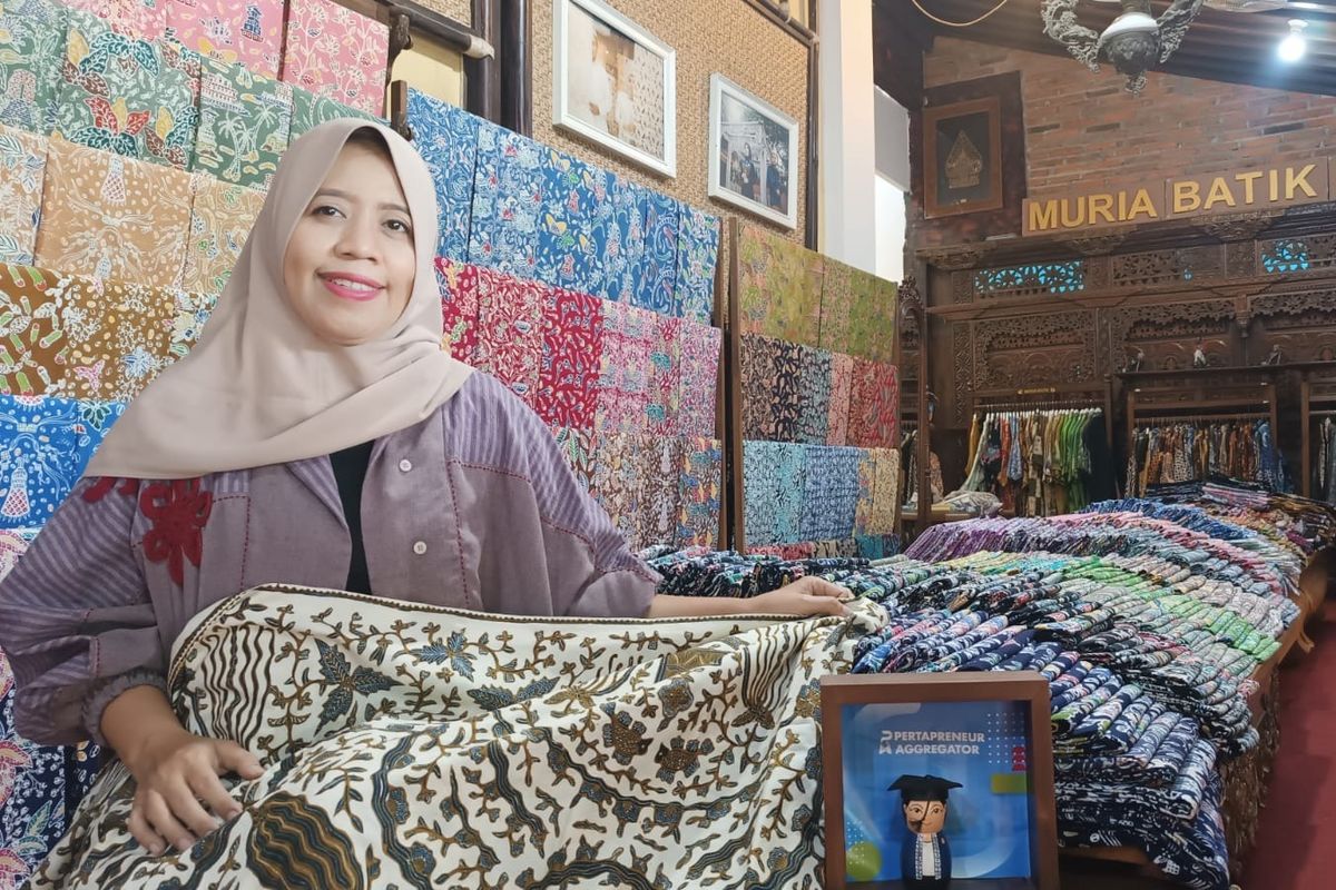 Yuli Astuti, salah satu pemenang Pertamina Pertapreneur Aggregator 2024 lewat jenama Muria Batik Kudus yang dibangunnya sejak 2005.