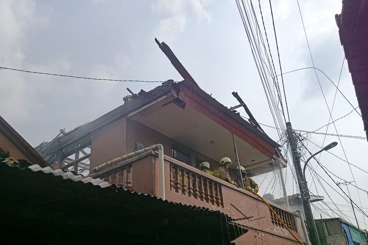 Sebuah rumah kos delapan pintu di RW 011 Kelurahan Cawang, Kecamatan Kramat Jati, Jakarta Timur, ludes terbakar api, Jumat (23/6/2023).