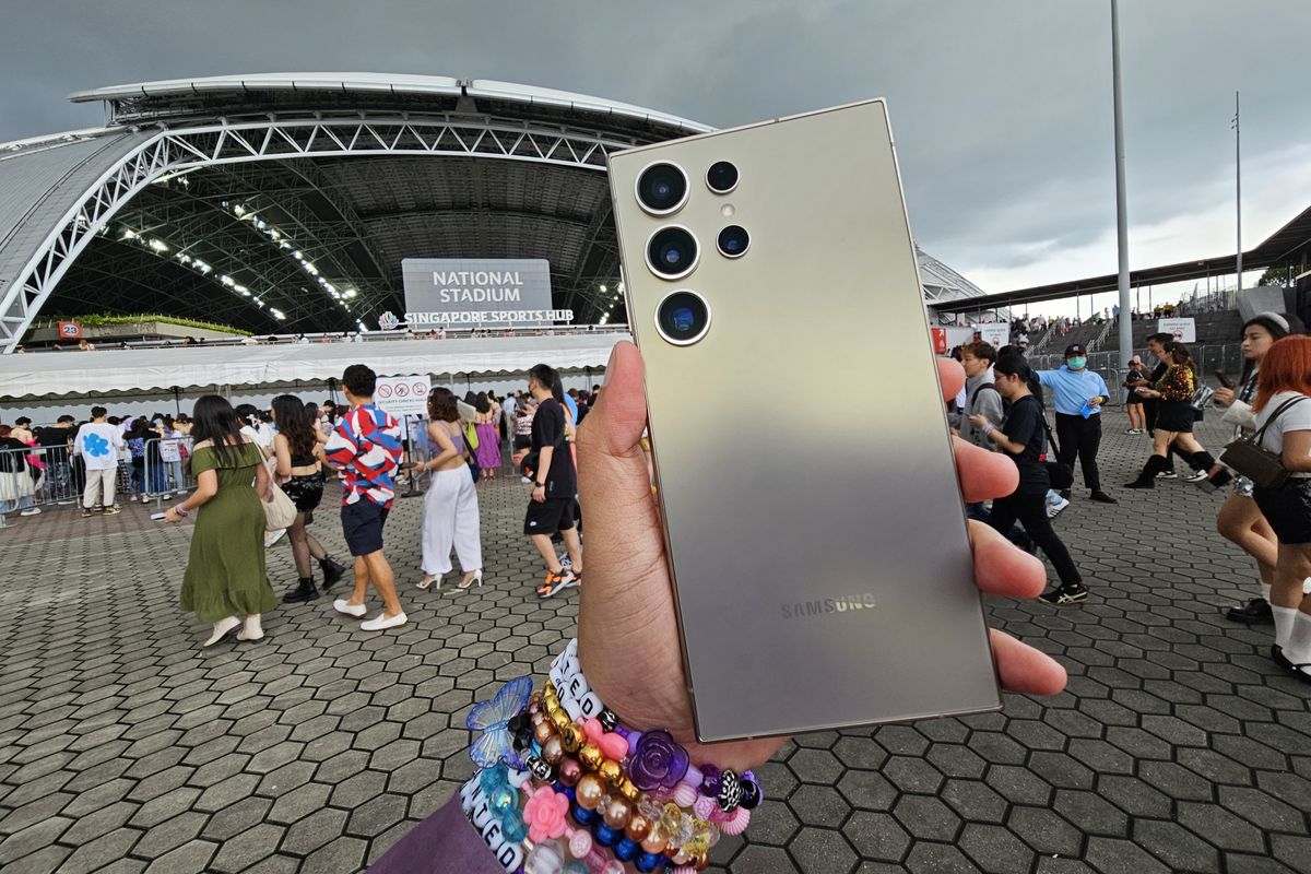 Samsung S24 Ultra Titanium Gray dibawa ke konser Taylor Swift The Eras Tour di National Satdium Singapore pada 7 Maret 2024.