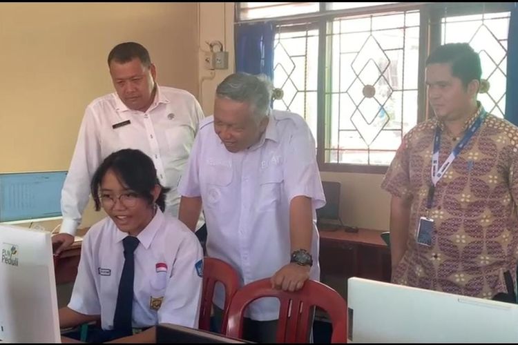 Siswa mencoba komputer bantuan di SMP Negeri 1 Mentok  Bangka Barat, Bangka Belitung, Rabu (1/11/2023).