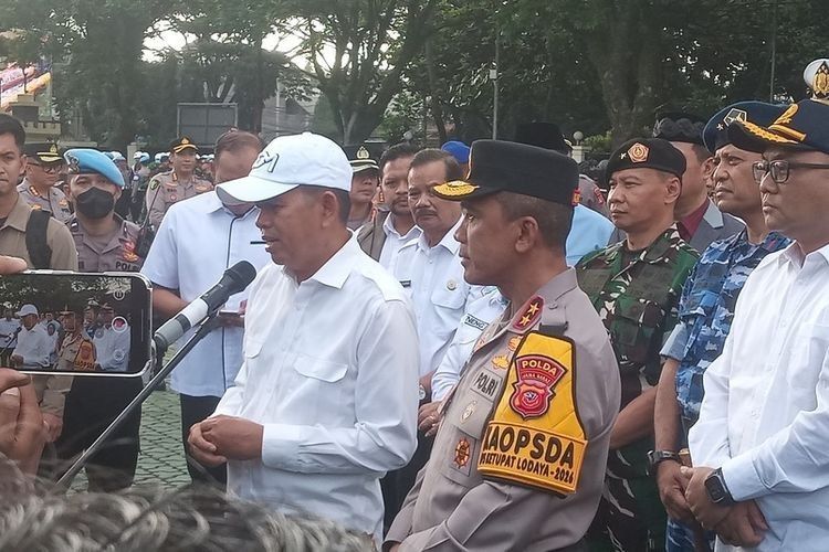 Gubernur Jabar Dedi Mulyadi dan Kapolda Jabar Irjen Rudi Setyawan menjelaskan terkait kesiapan pengamanan dalam operasi ketupat lodaya 2026, di Mapolda Jabar, Kota Bandung, Kamis (12/3/2026). 