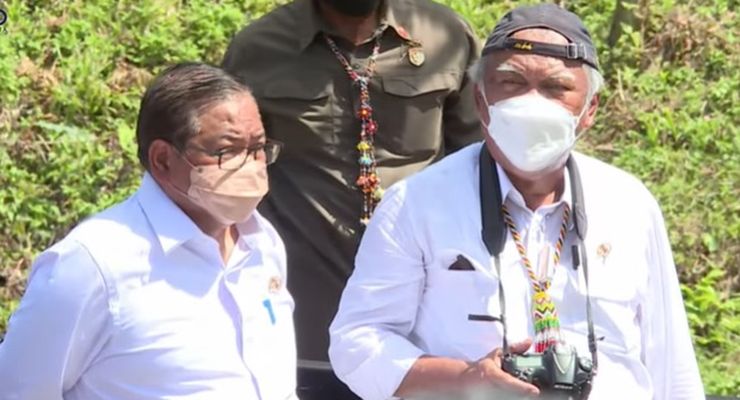 Gaya Nyentrik Menteri Basuki Jadi Fotografer Dadakan Saat Prosesi Penyatuan Tanah dan Air di IKN