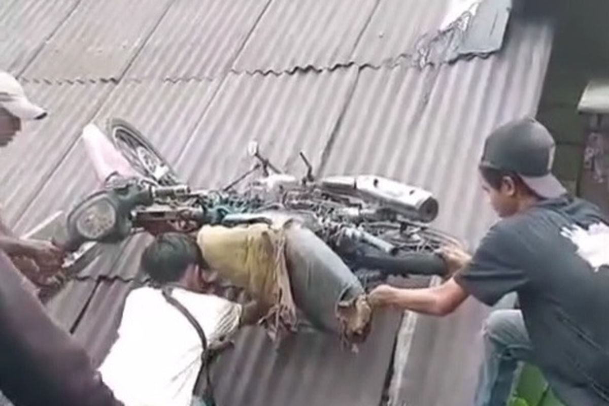 Penampakan motor yang nyangkut di atap rumah warga kawasan Lenteng Agung, Jagakarsa, Jakarta Selatan. 