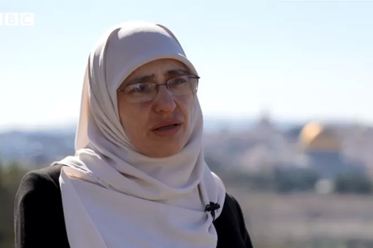 Hanadi Halawani, aktivis perempuan Muslim Palestina, adalah guru Al-Qur'an di Masjid Al-Aqsa.