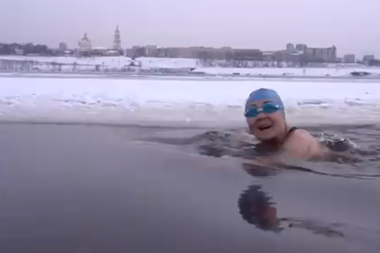 Nina Maksimova (83) asal Perm, Rusia, meraih medali emas pada Kejuaraan Renang Internasional Musim Salju di Danau Bled, Slovenia.