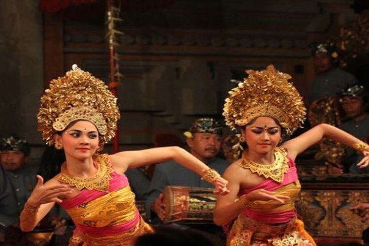 Tari Pendet berasal dari Bali. Tari Pendet adalah tari tradisional kreasi yang sangat terkenal era 1970 an hingga 1980 an