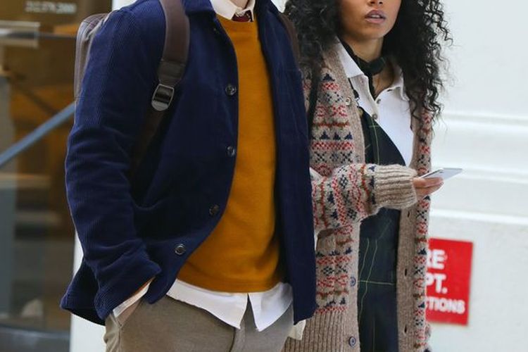 Elli Brown dan Whitney Peak dalam Gossip Girl 