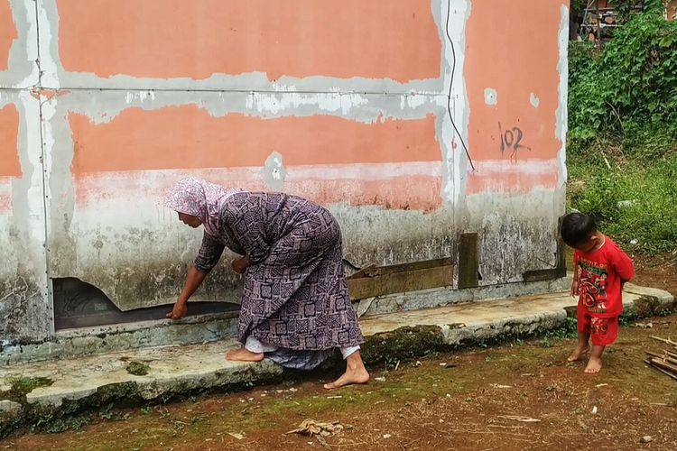 Seorang penyintas bencana menunjukkan dinding yang bolong pada bangunan huntara di Desa Kertaangsana, Kecamatan Nyalindung, Sukabumi, Jawa Barat, Rabu (1/9/2022).