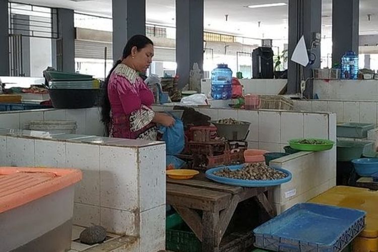 Penjual rajungan di Pasar Ikan Tambak Lorok, Kota Semarang, Jawa Tengah. Senin (18/7/2022)