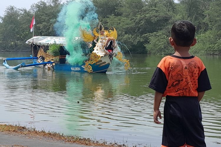 Perahu yang biasa mengangkut wisatawan berdandan cantik dengan hiasan penuh warna bikin laguna jadi semarak di komplek wisata Pantai Glagah, Kapanewon Temon, Kabupaten Kulon Progo, Daerah Istimewa Yogyakarta.
