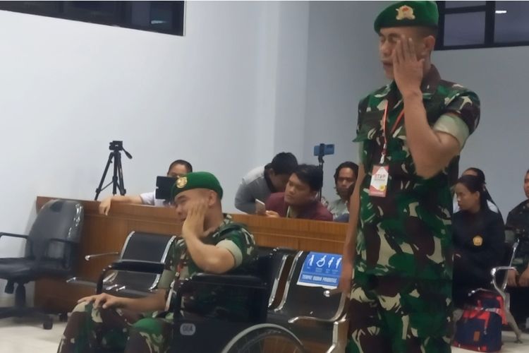 Anggota TNI di Sumut Sertu Yalpin Tarzun (di kursi roda) dan Pratu Rian Hermawan menangis saat mendengarkan vonis hakim di Pengadilan Militer 1-02 Medan, Senin (29/5/2023). Mereka dijatuhi hukuman seumur hidup karena kepemilikan 75 kg sabu dan 40.000 ekstasi.