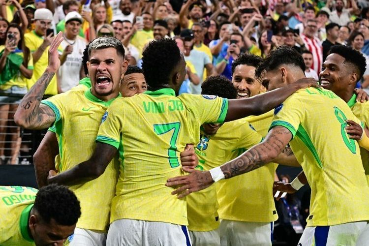 Vinicius Junior melakukan selebrasi bersama rekan setimnya dalam laga Grup D Copa America 2024 antara Paraguay vs Brasil di Stadion Allegiant, Las Vegas, Amerika Serikat, 28 Juni 2024. (Photo by Frederic J. Brown / AFP)