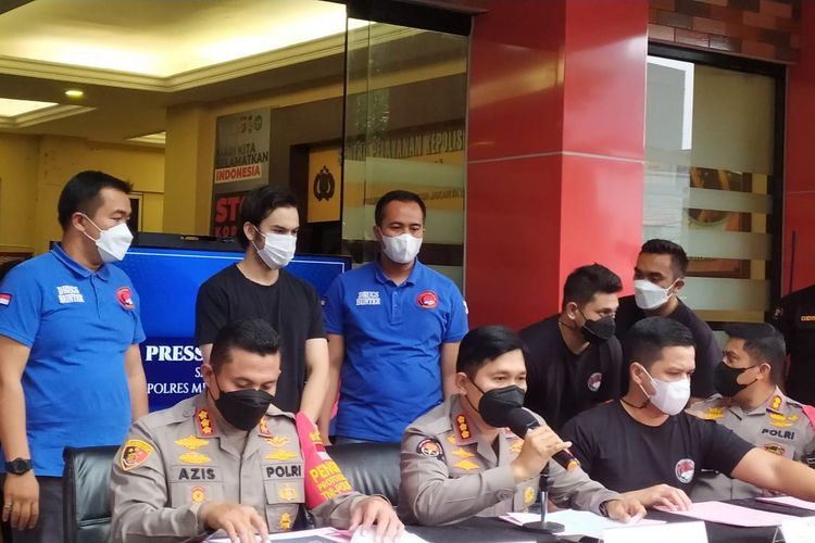 Artis Rizky Nazar atau RN (25) telah ditetapkan sebagai tersangka atas kasus penyalahgunaan narkoba oleh Polres Metro Jakarta Selatan, Rabu (15/12/2021). 