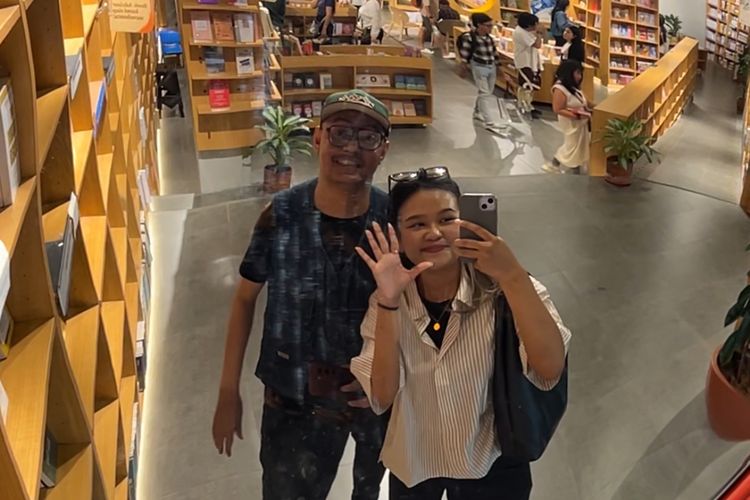 Pengalaman mencoba jasa 'Gue Temenin Jalan bersama sang pendiri jasa, Johanes David Gratias Pero (32) (kiri) di Blok M, Jakarta Selatan, Rabu (24/9/2025).