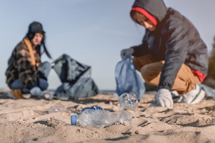 Ilustrasi mengumpulkan sampah plastik