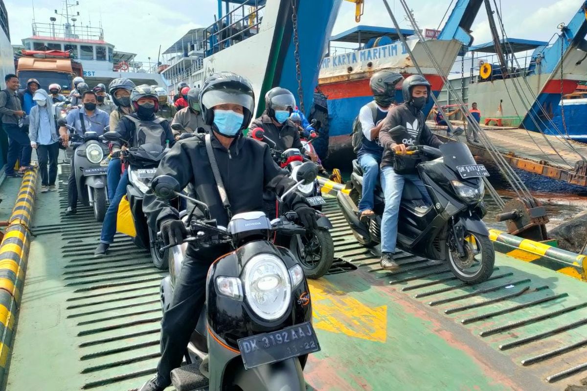 Pemudik dengan kendaraan roda dua mulai memadati Pelabuhan Gilimanuk, Bali, Rabu (27/4/2202) pagi.