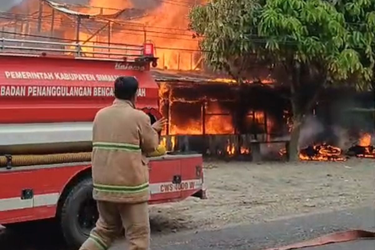 Foto: Kebakaran rumah sekaligus Bengkel di Jalan Asahan KM 8, Kabupaten Simalungun, Sumatera Utara, Kamis (4/12/2025).