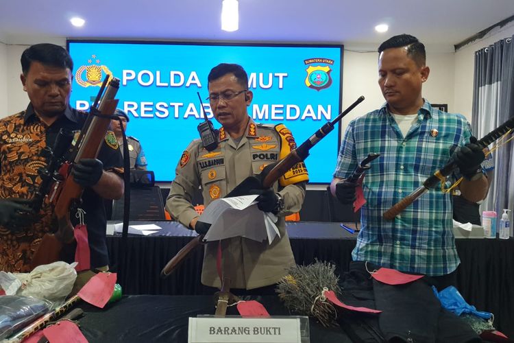 Kapolrestabes Medan Kombes Pol Teddy Jhon Marbun menunjukkan senapan yang digunakan oknum ormas IPK  menganiaya sopir saat paparan di Mapolrestabes Medan, Selasa (5/3/2024) 