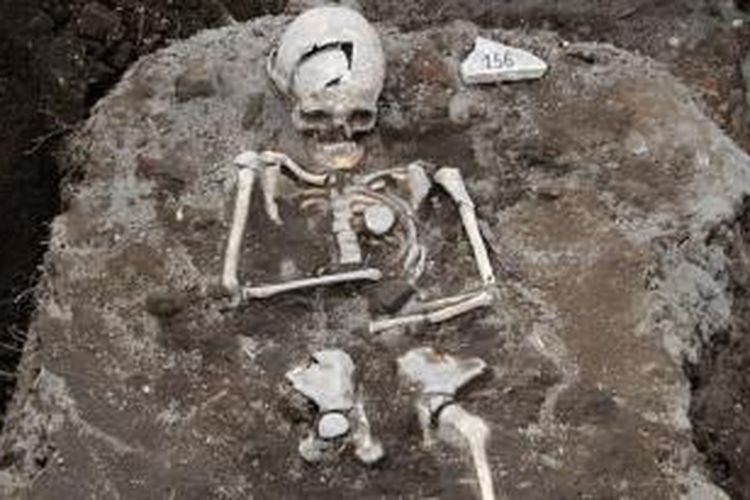 Kerangka seorang pria yang diduga berasal dari abad ke-13 ditemukan di Bulgaria. Uniknya di bagian dada kerangka itu tertancap sebuah pasak besi yang kemungkinan besar digunakan untuk mencegah jasad itu bangkit kembali.
