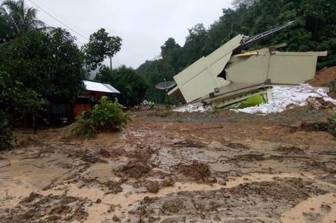 Banjir Bandang dan Longsor di Sijunjung, 1 Rumah Terbawa ke Badan Jalan