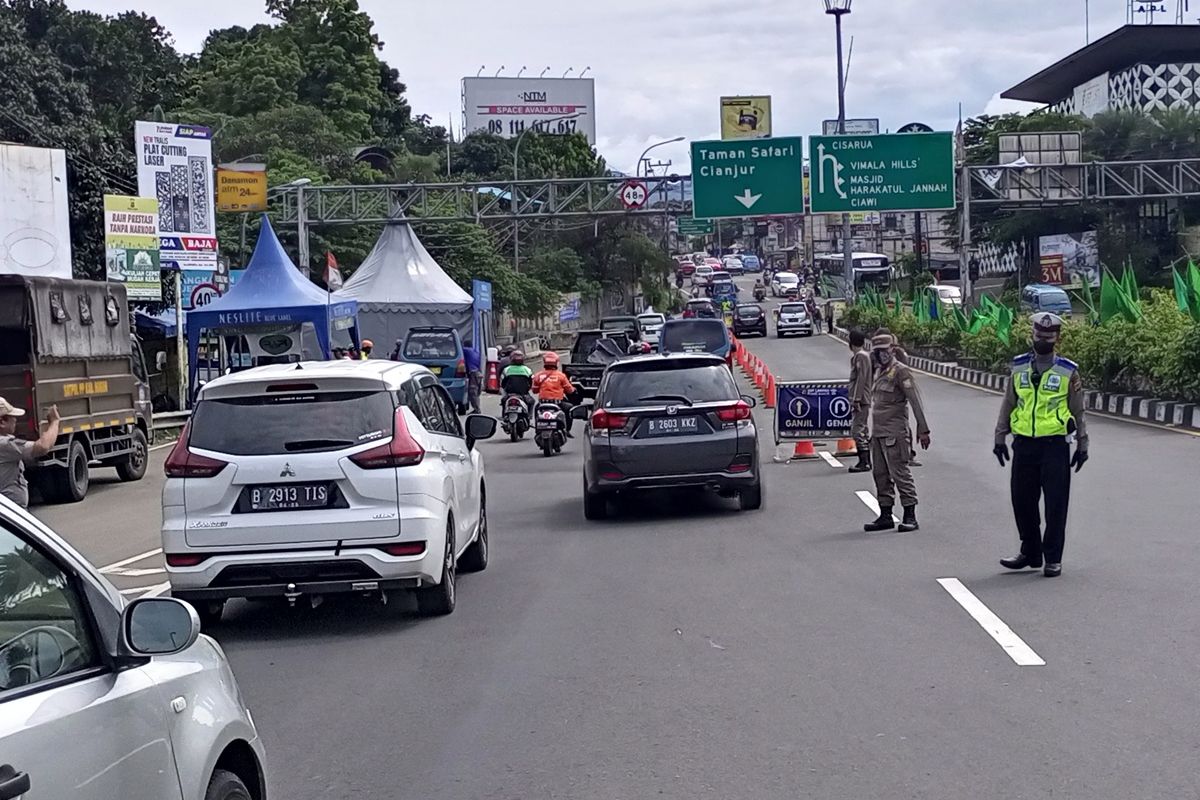 Kepolisian Resor Bogor mengerahkan 2.801 personel untuk mengamankan masa libur Natal 2021 dan Tahun Baru (Nataru) 2022 di kawasan Puncak Bogor, Jawa Barat.