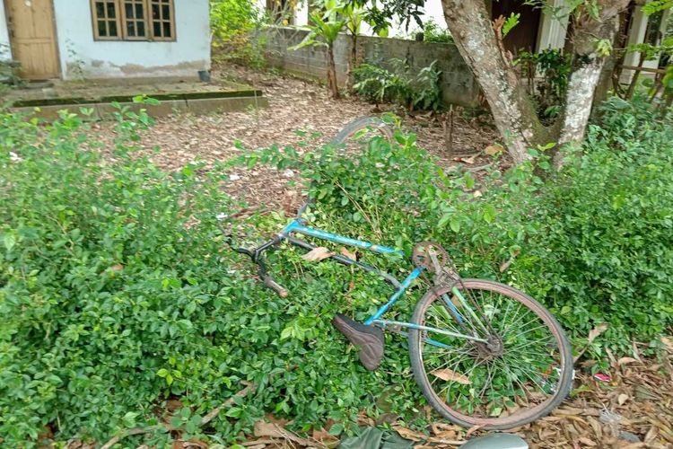 Sepeda korban terlempar ke tepi jalan akibat tabrakan di Jalan Daendels pada wilayah kalurahan Palihan, kapanewon Temon, kabupaten Kulon Progo, Daerah Istimewa Yogyakarta.
