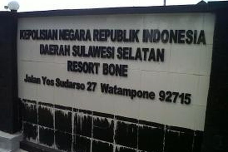 Aparat kepolisian di Kabupaten Bone, Sulawesi Selatan menerima laporan penipuan dengan modus suap denga mengaku sebagai polisi terhadap salah seorang pejabat setempat. Sabtu, (16/11/2013).