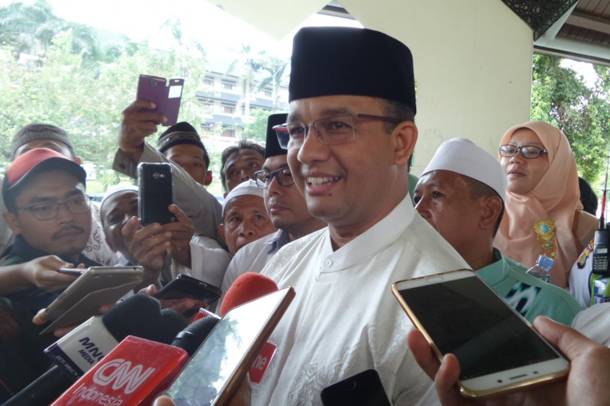 Calon gubernur DKI Jakarta Anies Baswedan usai menghadiri acara di masjid At Tin, TMII, Jakarta Timur, Senin (24/4/2017).