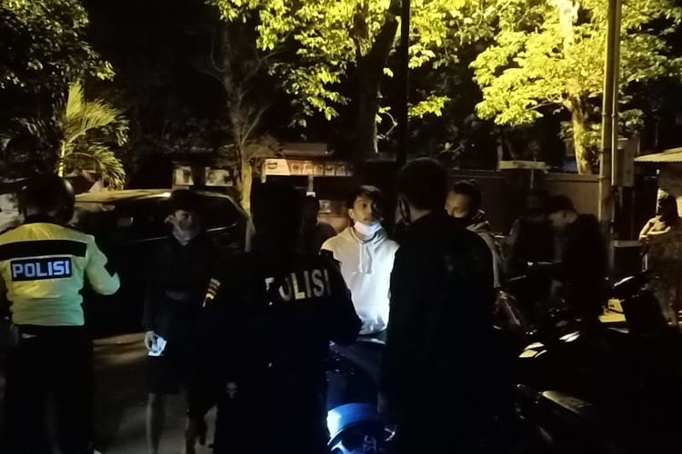 Aparat Polres Salatiga membubarkan kerumunan massa balap lari liar.