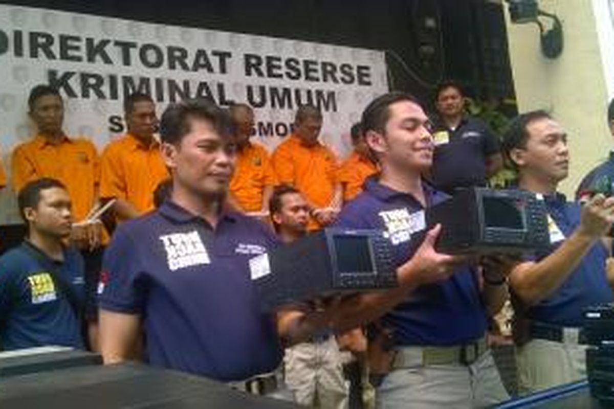 MW (baju oranye paling kiri), tersangka tunggal pembobolan mesin ATM dengan merusak alat perekam ATM diciduk kepolisian.