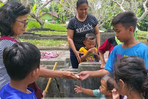 Tahun Baru Imlek, Warga Menunggu Peziarah Bagi-bagi Angpau di Kuburan Tionghoa Kulon Progo