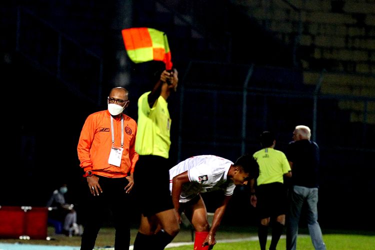 Pelatih Persija Jakarta Sudirman (kiri) tampak tegang sepanjang laga kedua babak penyisihan Piala Menpora 2021 yang berakhir dengan skor 0-4 di Stadion Kanjuruhan Kabupaten Malang, Jawa Timur, Sabtu (27/03/2021) malam.