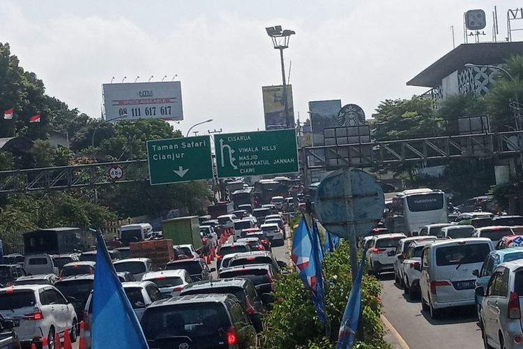 Situasi arus lalu lintas di Puncak Bogor, Jawa Barat, Sabtu (9/10/2021).