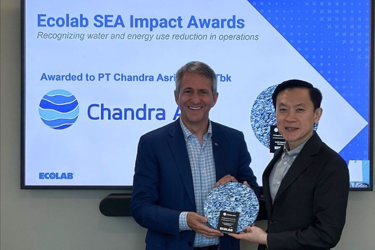 President Director & CEO Chandra Asri Group and Aster Erwin Ciputra menerima Ecolab Southeast Asia Impact Awards 2025 yang diserahkan Global Chairman & CEO Ecolab Christophe Beck di Singapura. Penghargaan ini menandai kepemimpinan perusahaan dalam konservasi air dan efisiensi energi.