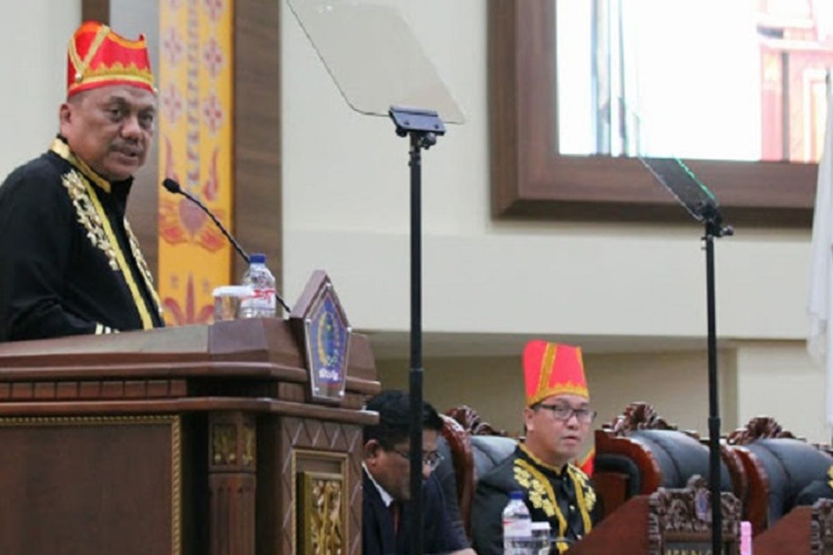 Gubernur Sulawesi Utara Olly Dondokambey dalam Rapat Paripurna Istimewa DPRD Sulut dalam rangka Hari Jadi ke 54 Provinsi Sulut, Senin (24/9/2018)