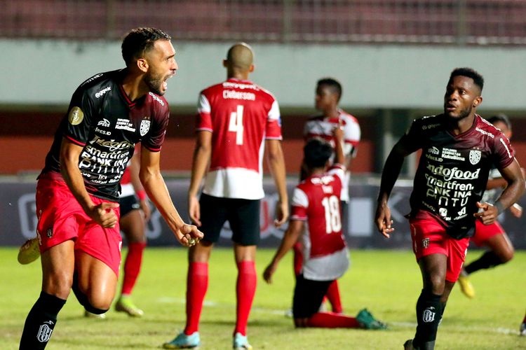 Pemain Bali United Willian Pachecho dan Privat Mbarga selebrasi seusai mencetak gol ke gavant Madura United saat pertandingan pekan ke-14 Liga 1 2022-2023 yang berakhir dengan skor 1-3 di Sadion Maguwoharjo Sleman, Senin (12/12/2022) malam.