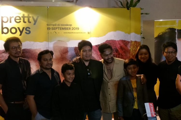 Desta, Vincent, Tompi dan para pemain film Pretty Boys saat jumpa pers syukuran 500 ribu penonton film Pretty Boys di Ecology Kemang, Jakarta Selatan, Senin (30/9/2019).