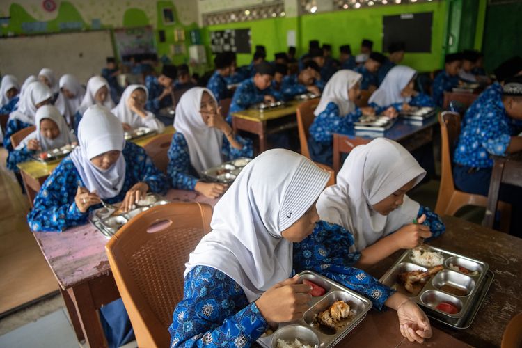 Sejumlah siswa menyantap Makan Bergizi Gratis (MBG) di SMP Muhammadiyah 3 Palembang, Sumatera Selatan, Kamis (16/10/2025). Badan Gizi Nasional (BGN) mencatat, hingga pekan kedua Oktober 2025 penyerapan anggaran program Makan Bergizi Gratis (MBG) mencapai Rp26,25 triliun atau 36,97 persen dari total anggaran tahun ini sebesar Rp71 triliun dan saat ini sebanyak 11.504 SPPG telah berdiri di seluruh Indonesia. 

